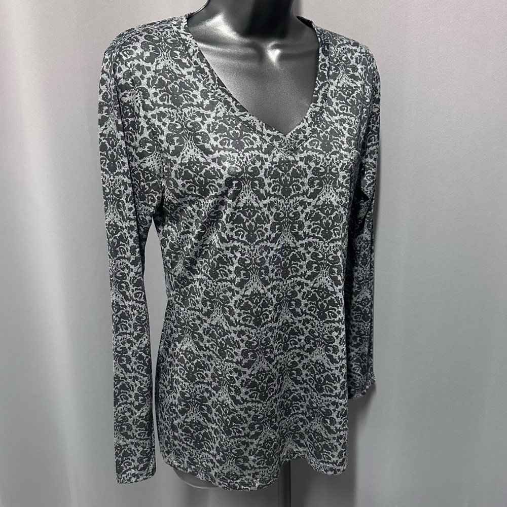 NWOT Black & Gray Damask Pattern Light-Weight Semi-SheerV-Neck Front Pocket Top